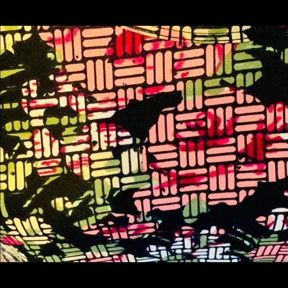 💕Lularoe Perfect T w/ Roses - Picture 2 of 3